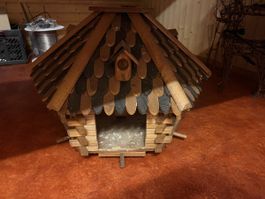 Vogelhaus aus Holz sechseckig mit Dach guter Zustand!