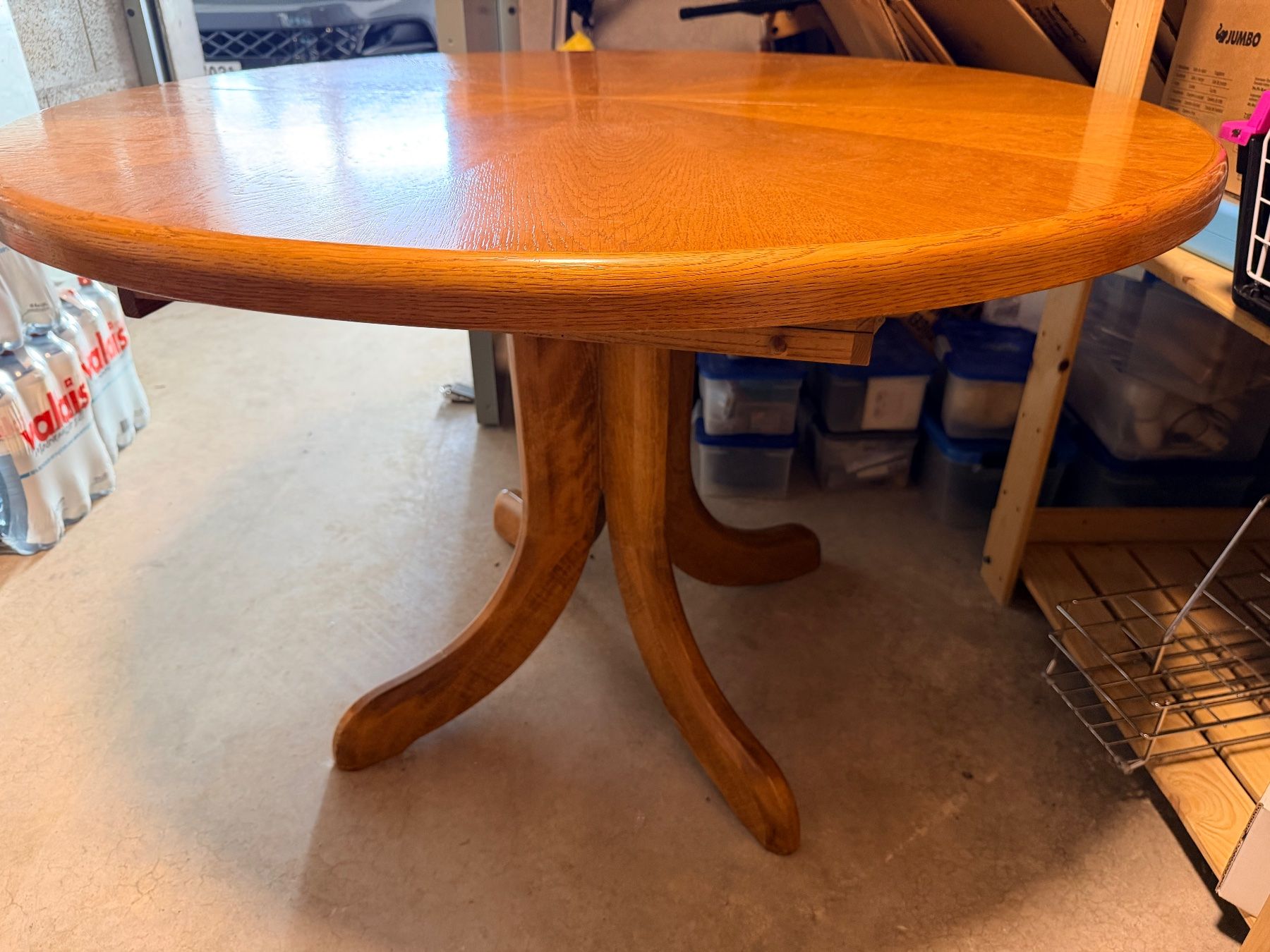 Set de table et chaises: Table ronde en chêne massif avec chaises – D'occasion à Bulle par PhilippeJac