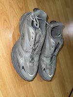 Sneaker Lacoste grau sportlich in gebrauchtem Zustand