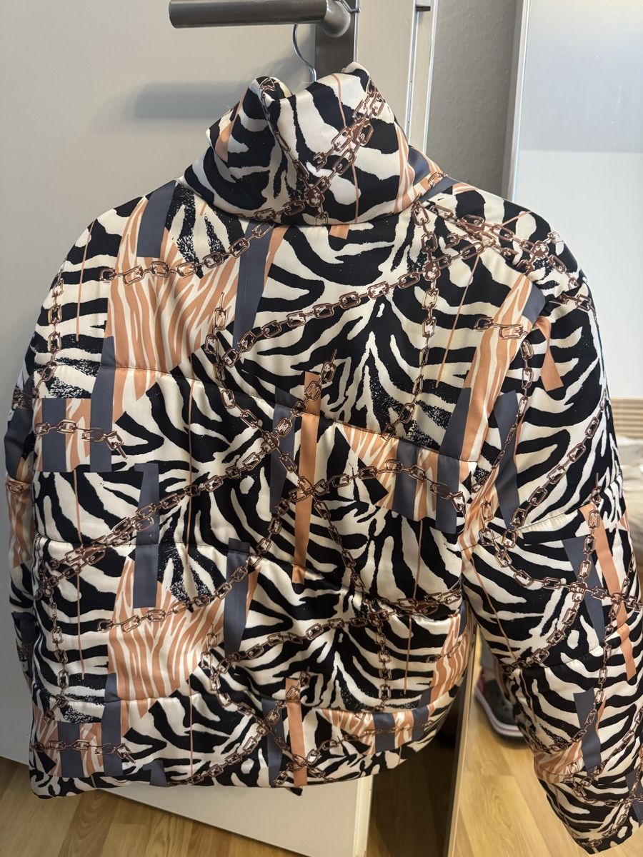 Jacken: Trendy Winter Puffer Jacket - Zebra Print, Size Medium – Neu (gemäss Beschreibung) aus Forch von TiciaSantos 1