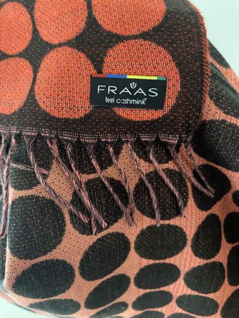 FRAAS Schal aus der Linie feel cashmink mit dunklen Punkten
