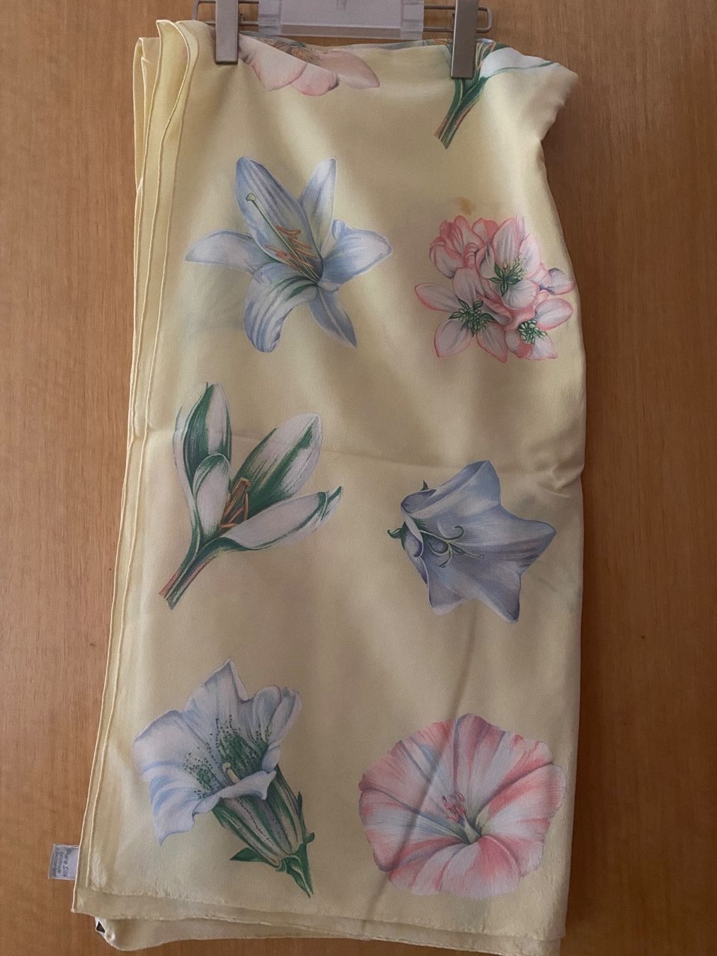 Fabric Frontline Foulards, Tücher & Schals: Fabric Seidenfoular 120x160 – Gebraucht aus Russikon von Honolulu-2019 1