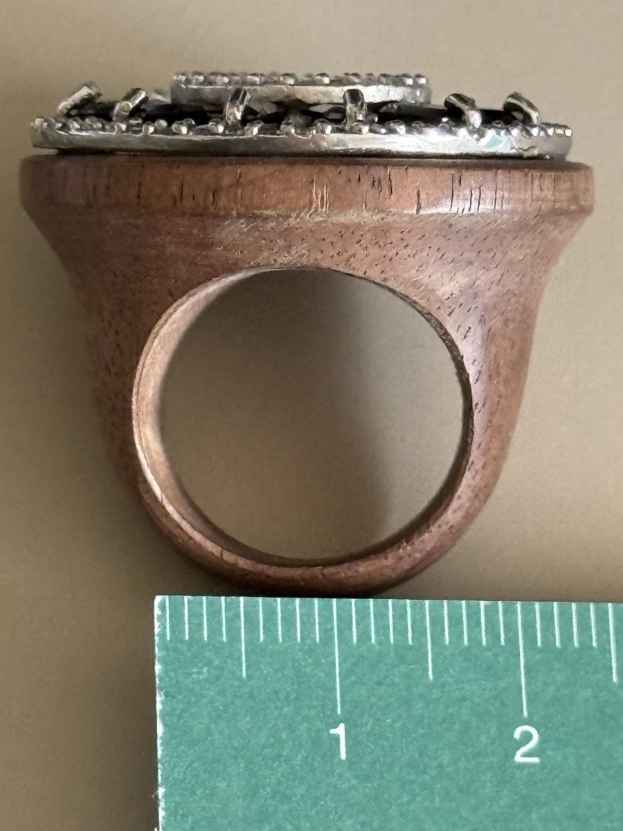 Anelli: Unique Wood Statement Ring with Black &Crystal Embellishment – Usato da Zürich venduto da DEGU 3