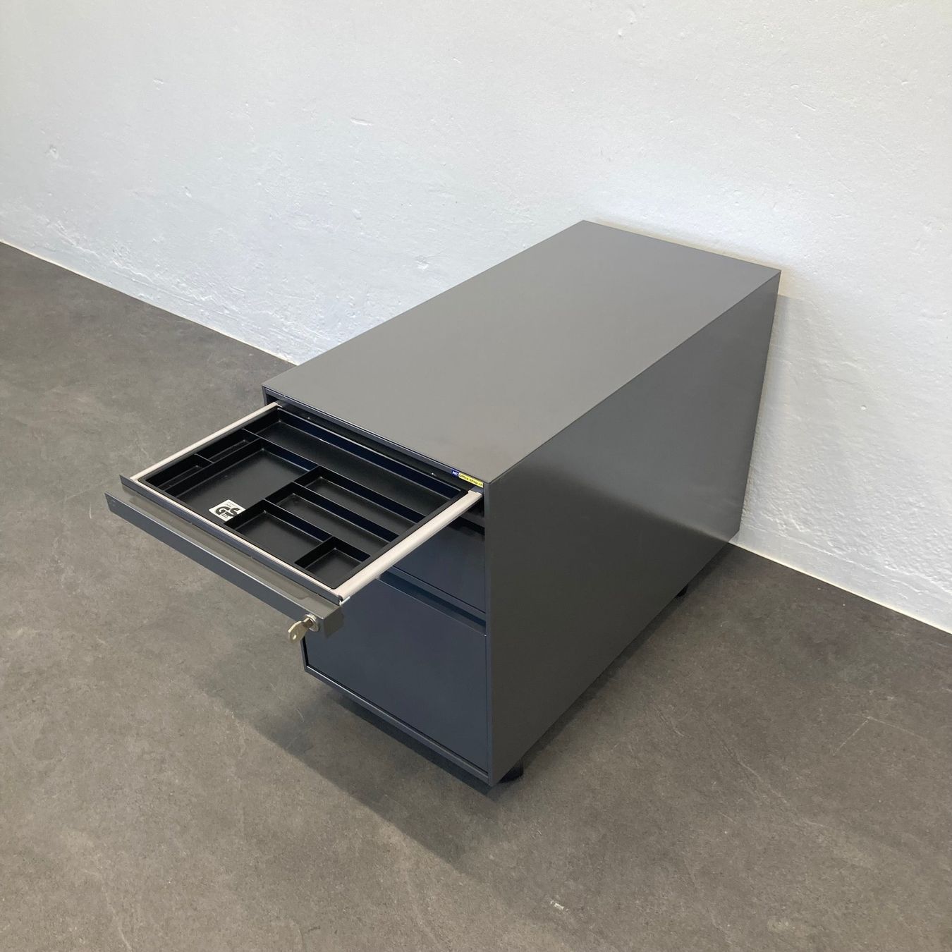 Lista Banconi: Lista Office LO Serie L Roll-Korpus 800mm - Anthrazit - mit – Usato da Schönenwerd venduto da mcofficeshop 5