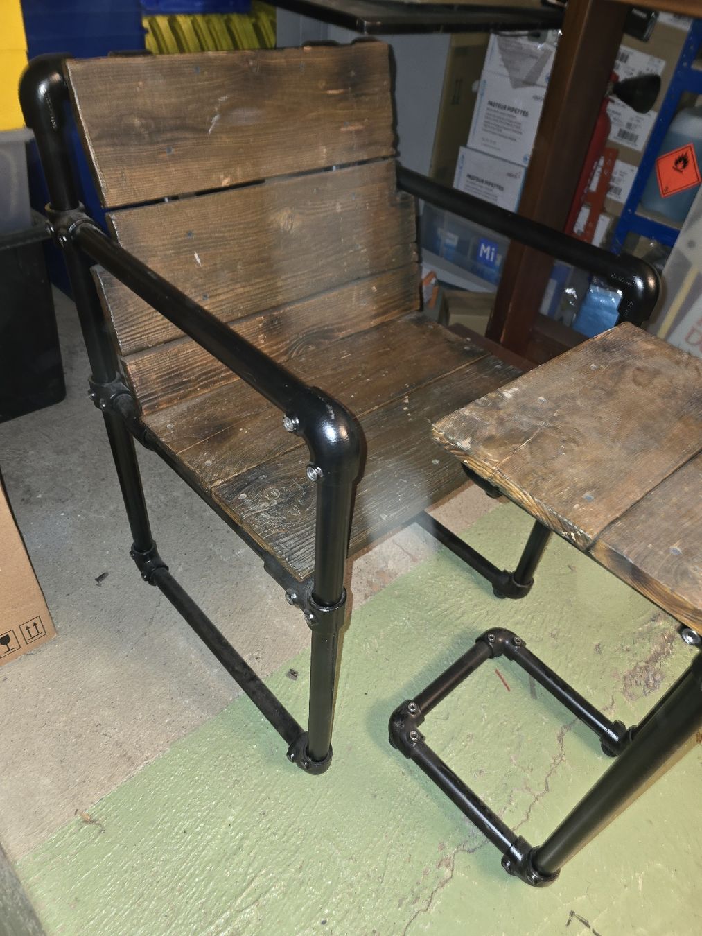 Set di tavolo e panche: Industrial Stuhl mit Tisch – Usato da Rorschach venduto da TimelessTrading 2