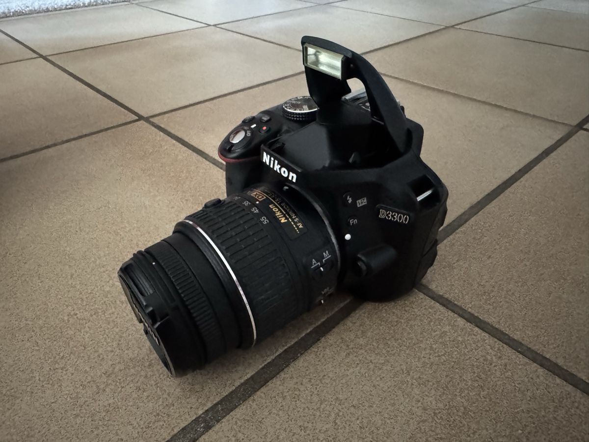Nikon Fotocamera: Nikon D3300 mit Objektiv & Tasche – Usato da Lufingen venduto da steinijr 1