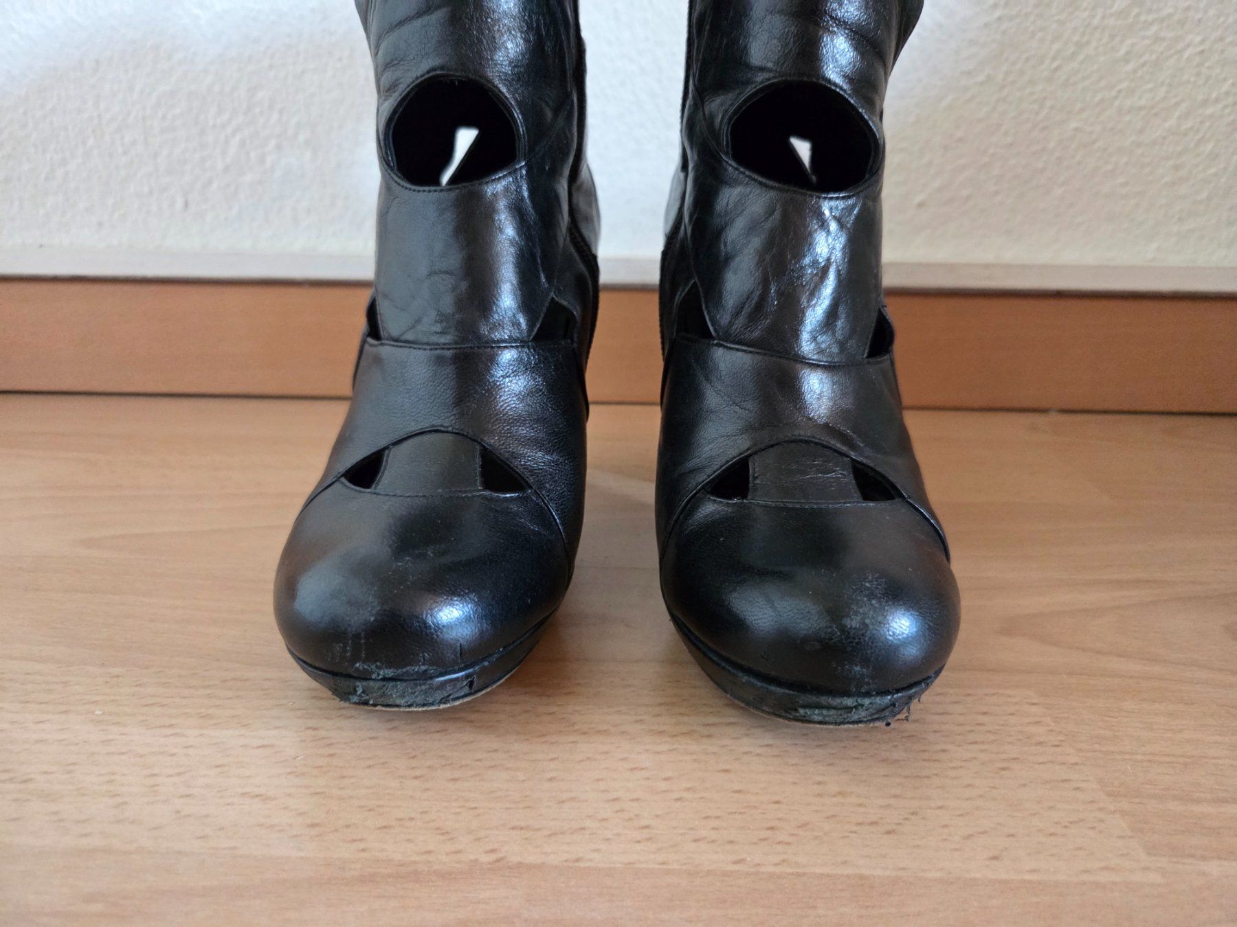 Chie Mihara Scarpe da donna: Chie Mihara 37.5 – schwarze Cut-out-Booties – Usato da Zürich venduto da aktak 2