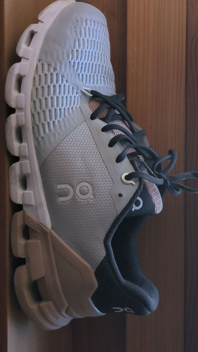 On Scarpe da donna: Laufschuh On Cloud grau beige gebraucht – Usato da Einsiedeln venduto da cgy_z5yw