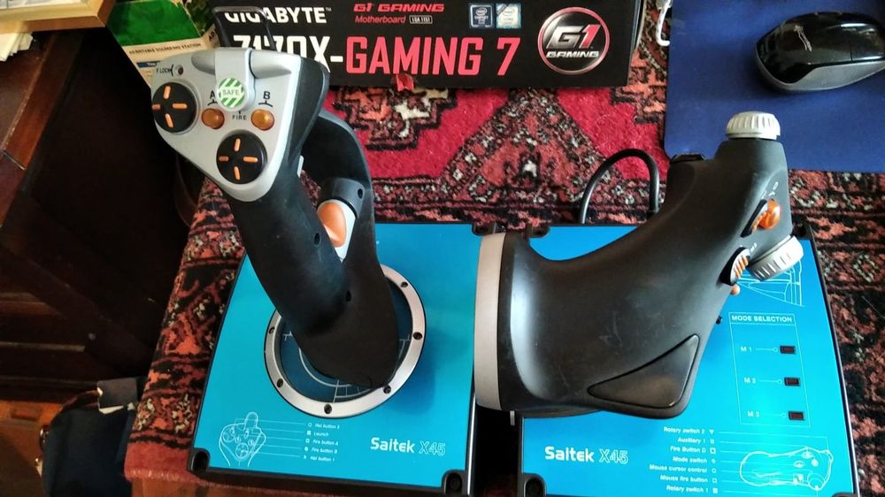 Saitek J24C X45 Sistema de control de vuelo Joystick y acelerador (USB