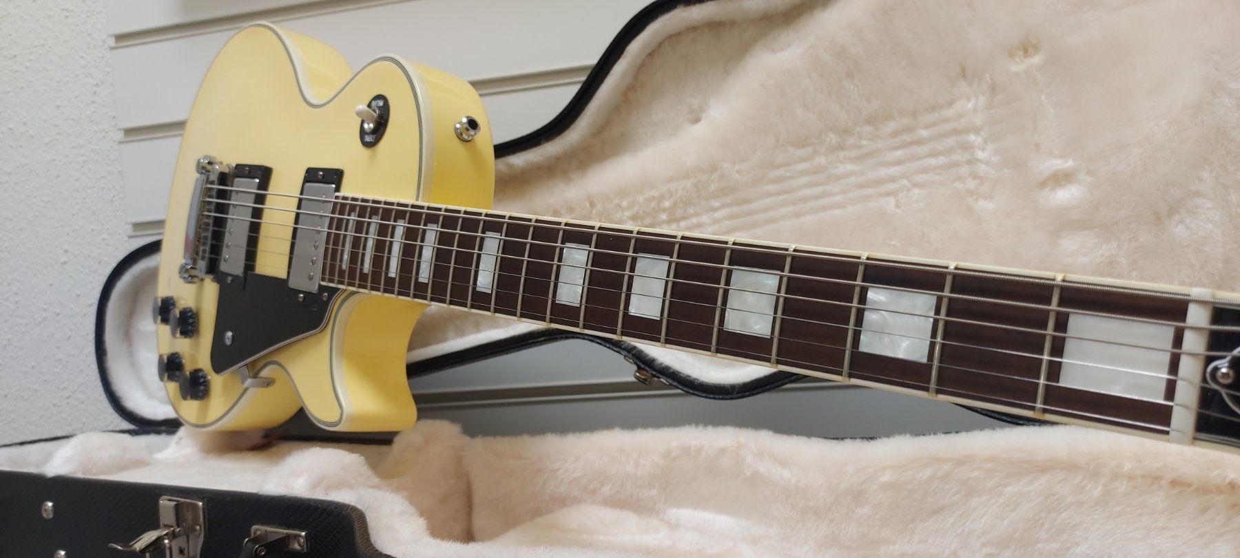 Gibson Strumenti musicali: Gibson Les Paul Classic Custom 2011, inkl.koffer – Usato da Glattbrugg venduto da Swissmusik 2