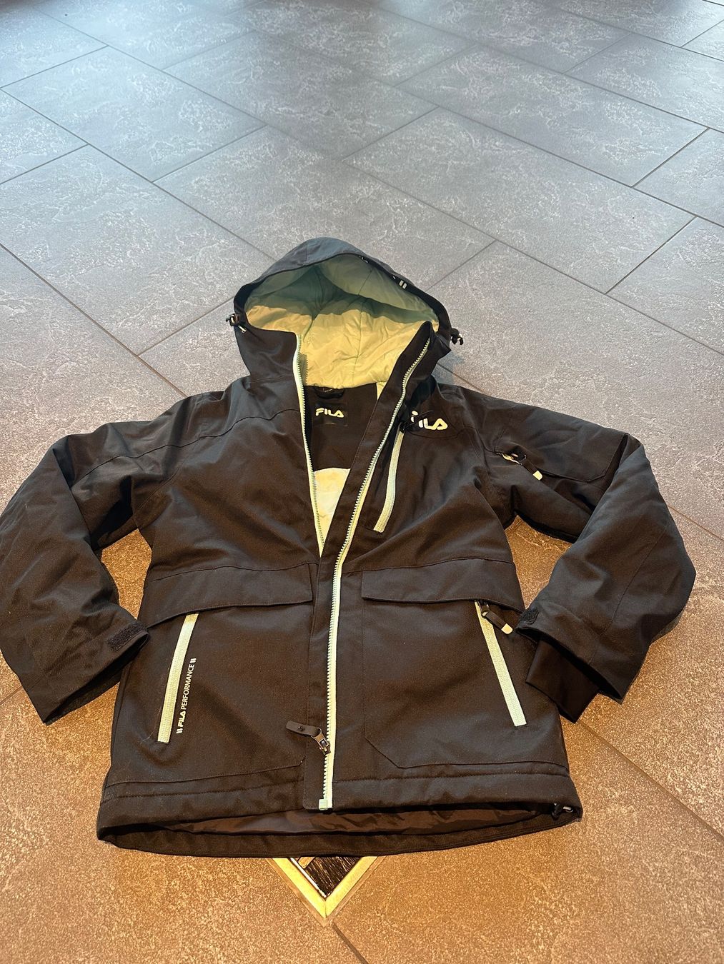Fila Giacche & Cappotti: Skijacke & Hose – Usato da Krauchthal venduto da Sukra1