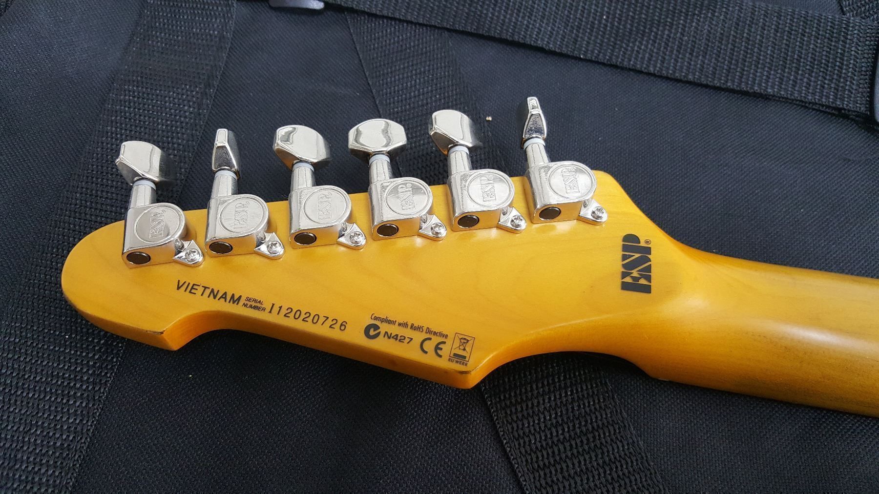 Esp Strumenti musicali: LTD ST-203 BLK Maple Distresse e-gitarre ,neuwertig – Nuovo (secondo la descrizione) da Glattbrugg venduto da Swissmusik 4