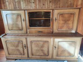 antikes Buffet mit Glasvitrine