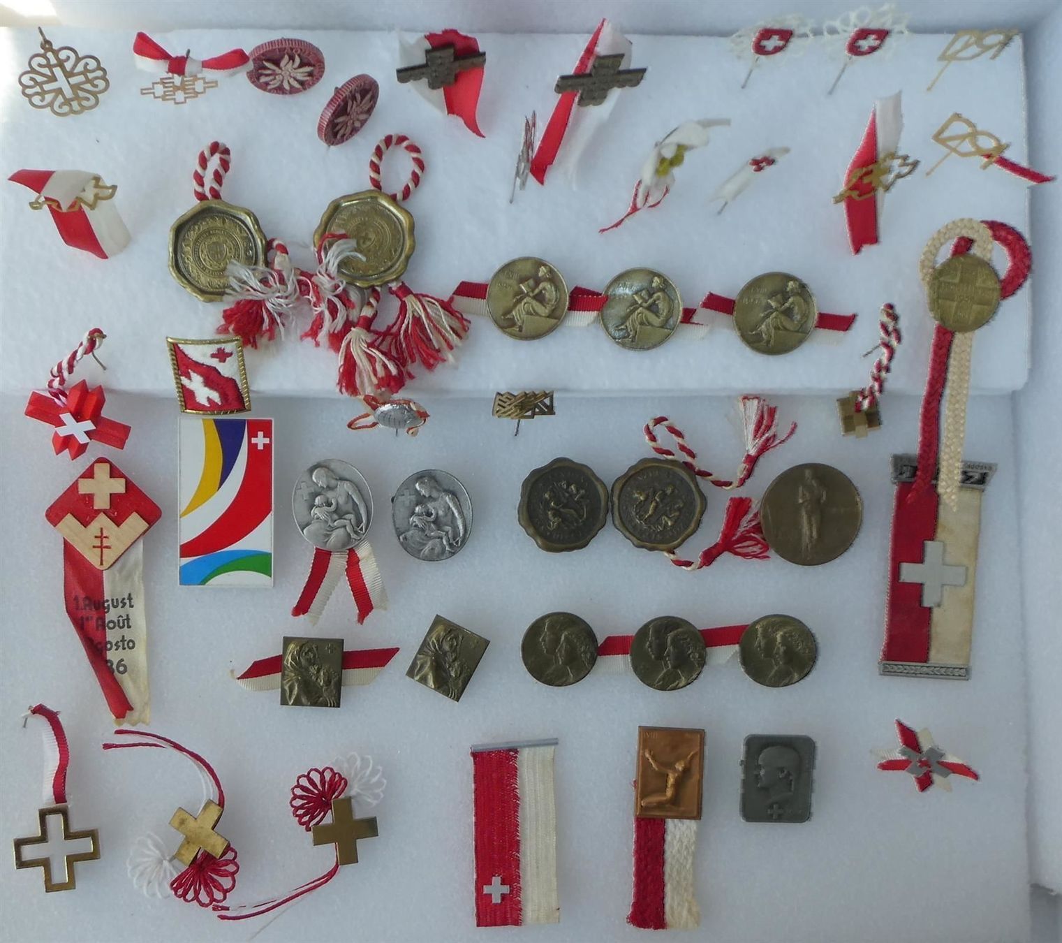 Swiss Plaketten & Abzeichen: August Augustabzeichen Badges 46 Stück – Gebraucht aus Frauenfeld von Astra13 1