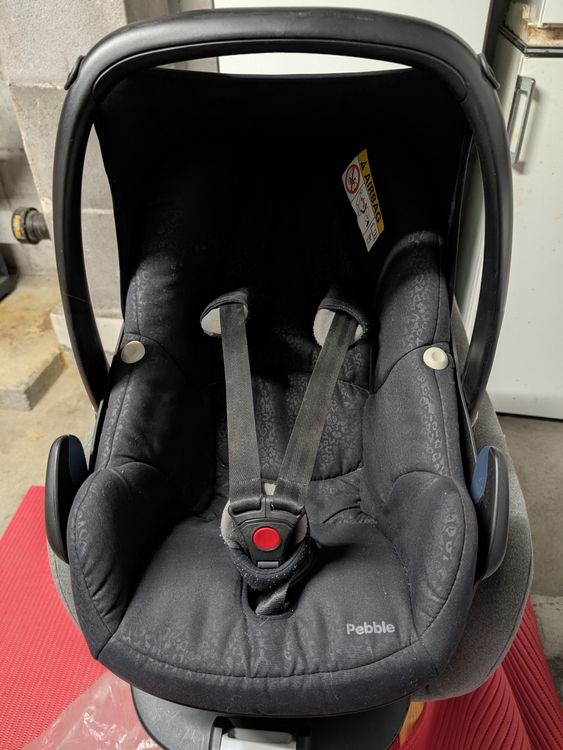 Maxi-Cosi Sièges auto: Maxi Cosi Pebble Babyschale mit Station – D'occasion à Domat/Ems par Paschaff