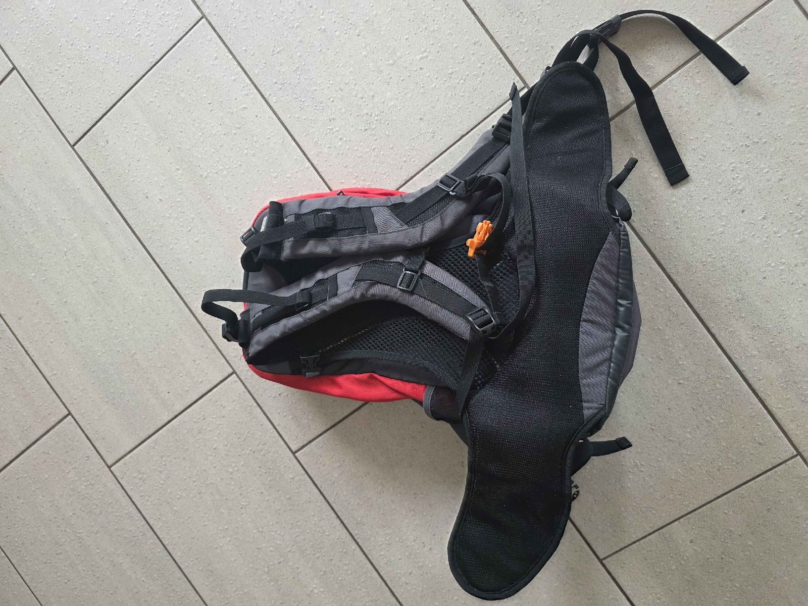 Rucksäcke: Rucksack rot-grau mit Hüftgurt – Gebraucht aus Diegten von Eube