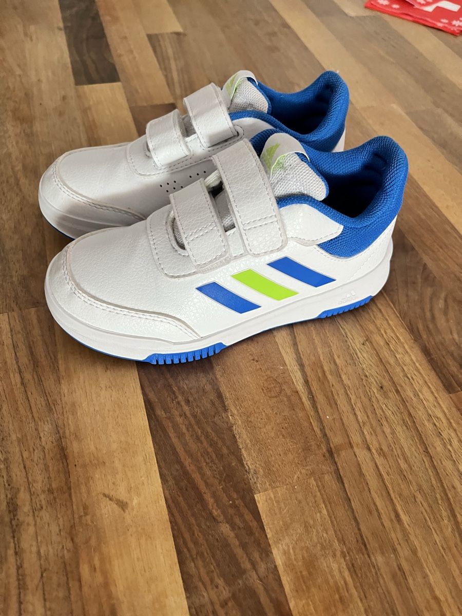 Adidas Schuhe für Jungen: Neuwertige Adidas Turnschuhe  – Neu (gemäss Beschreibung) aus Wettingen von epe_9vbf