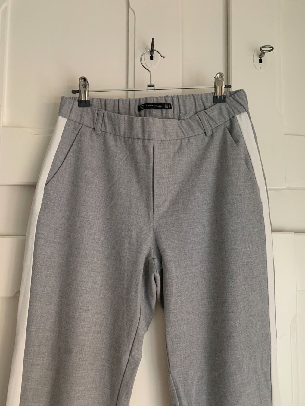 Zara Pantalons: ZARA - Hose hellgrau S – D'occasion à Zürich par Diazaio 1