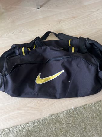 Geräumige Nike Sporttasche schwarz/gelb