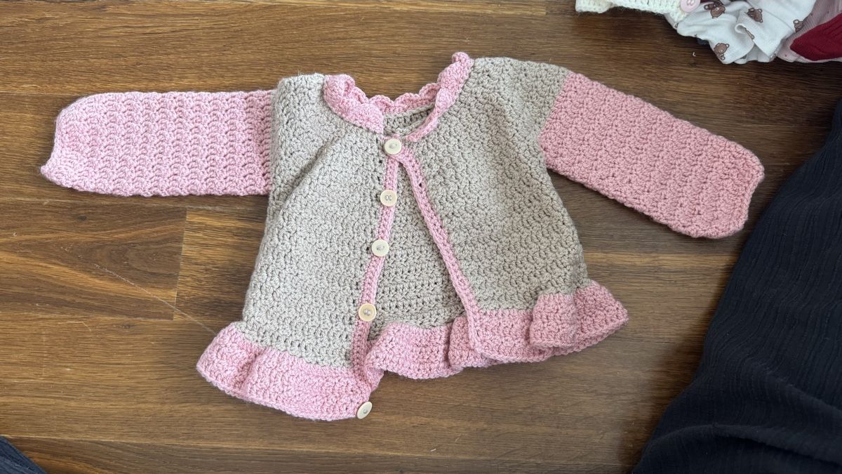 Lotti & Set di vestiti: 2 handgestrickte Babyjäckchen Mädchen – Nuovo (secondo la descrizione) da Seftigen venduto da JGG 1