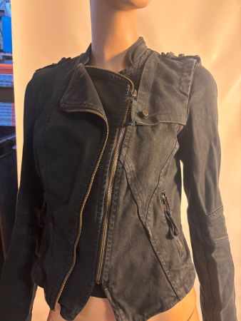 Jeans-Jacke im lässigen Biker- oder Military-Look.