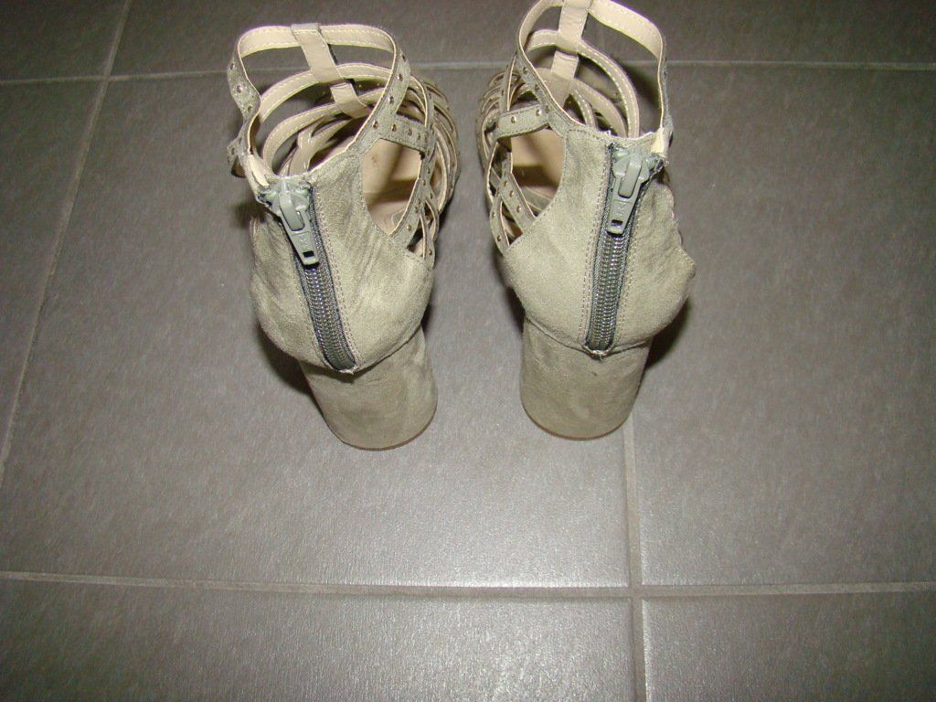 Scarpe da donna: Sandale verte / hübsche grüne Sandale – Nuovo (secondo la descrizione) da Lussery-Villars venduto da pousinete02 4
