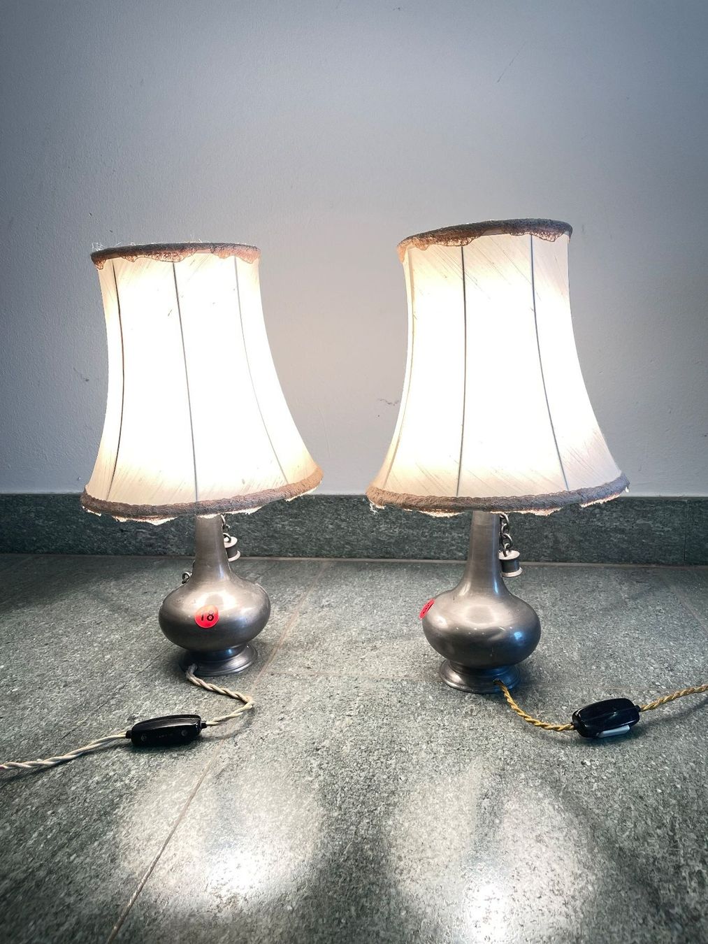 Lampen: 2 Antike Nachttischlampen Zinn Vintage – Gebraucht aus Olten von ELHANDEL