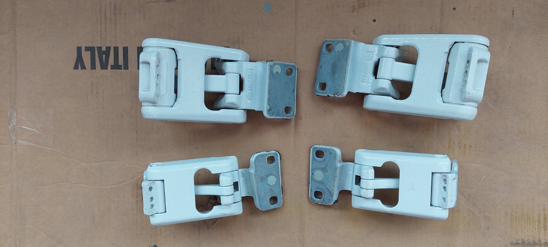 Ferramenta: Scharniere Mercedes Sprinter 907 – Usato da Hasliberg Wasserw venduto da esus 2