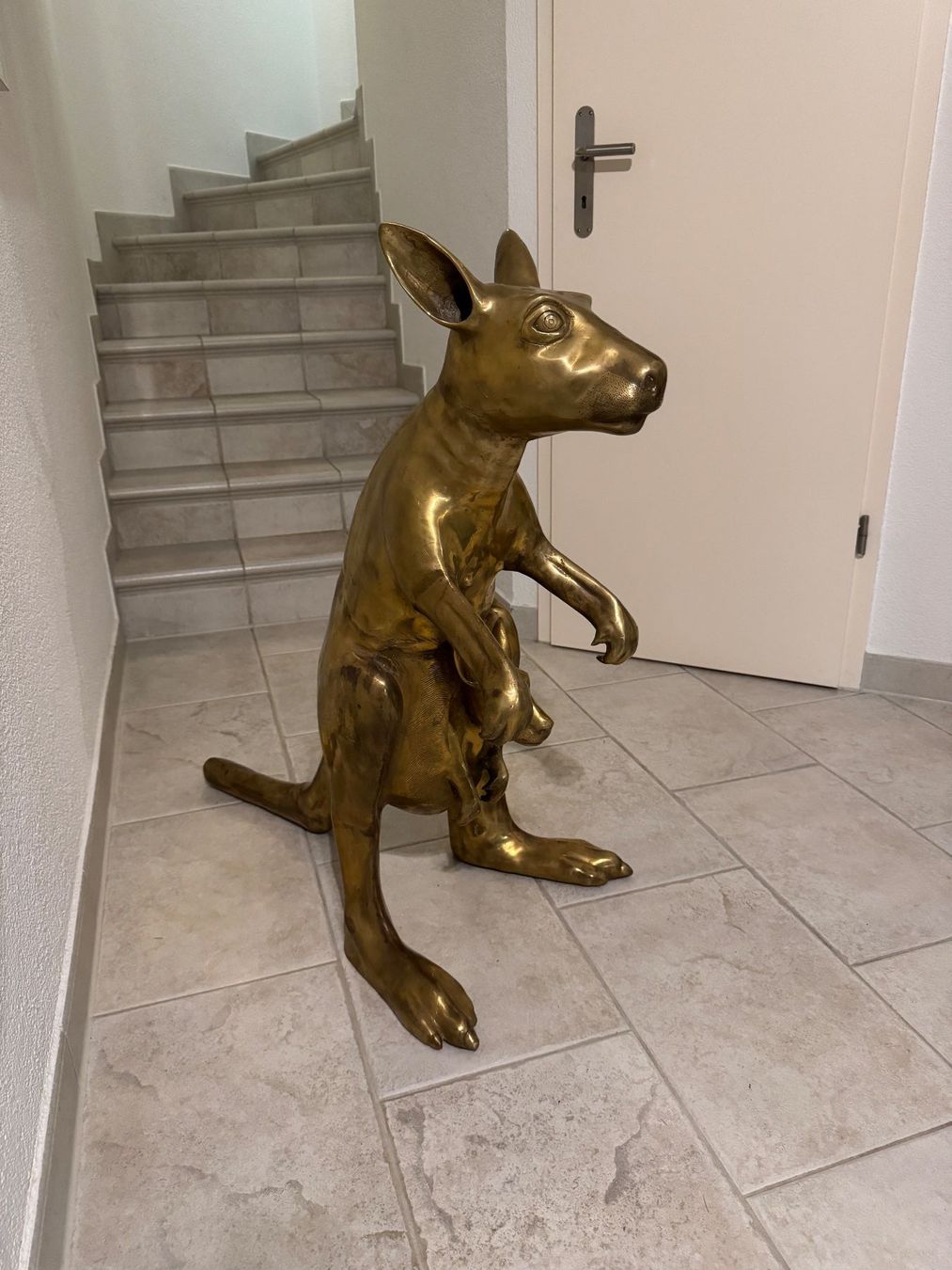 Skulpturen & Statuen: Kängeru aus Messing 33 Kg – Gebraucht aus Horgen von Auction-Kings