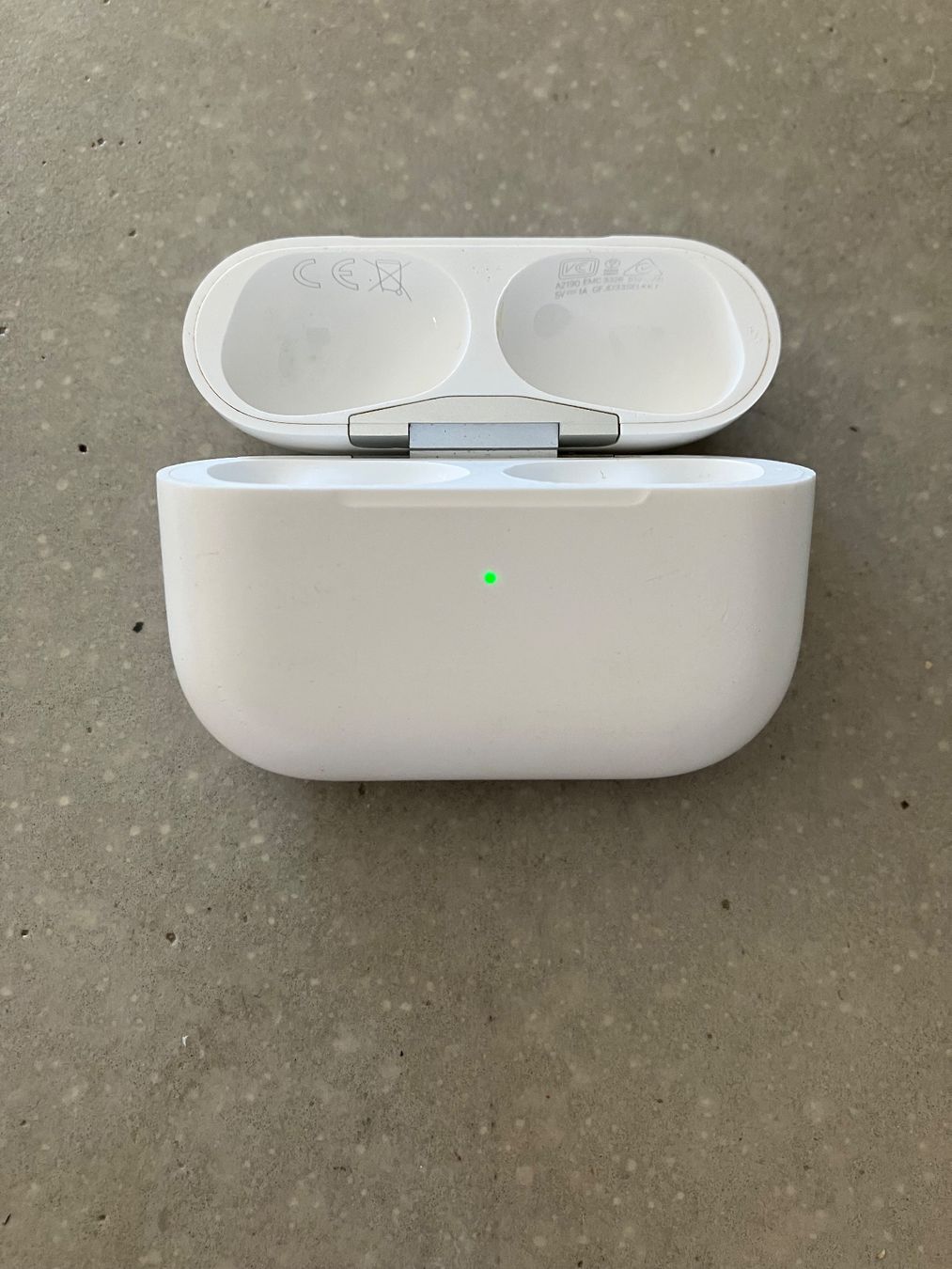 Apple Cuffie: Apple AirPods Pro 1 Charging Case – Usato da Lausanne venduto da mr.v