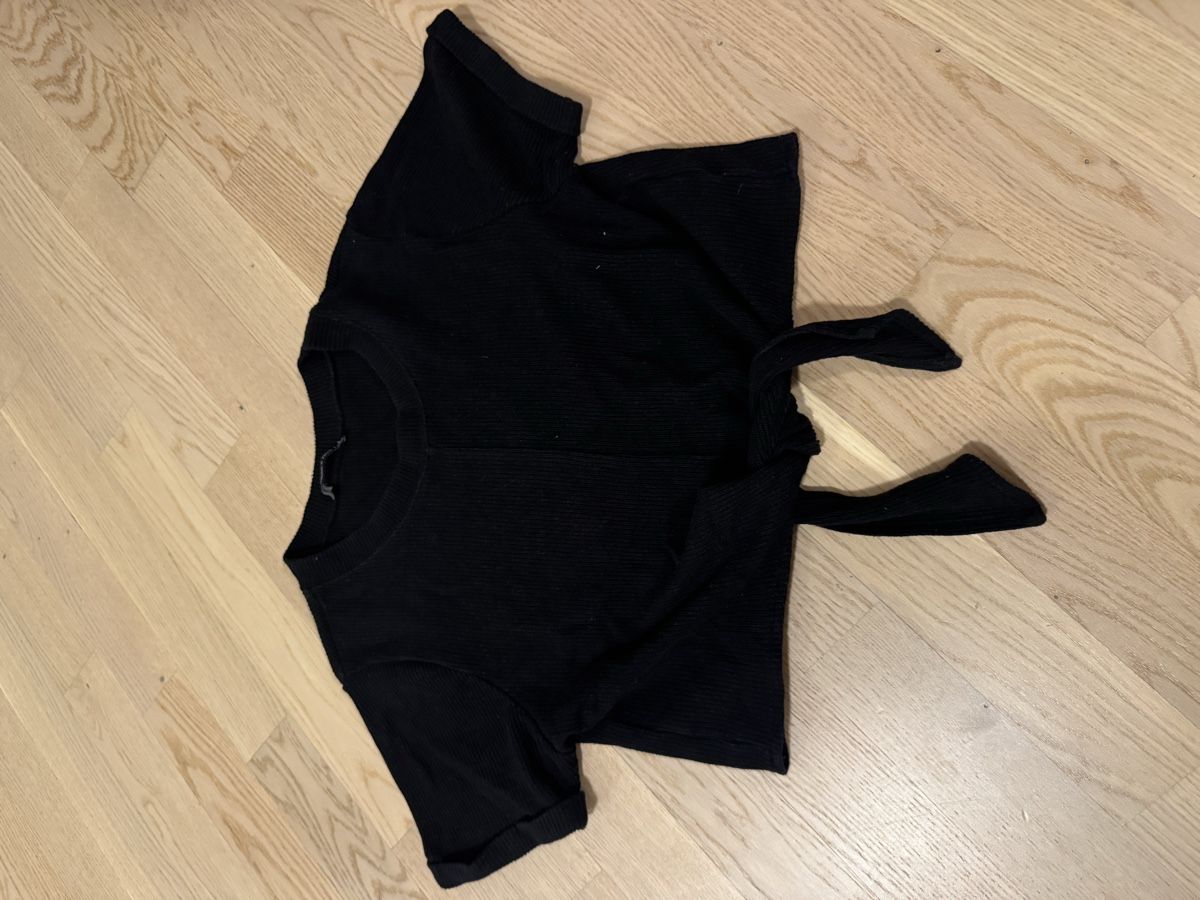 T-shirt: Crop Top schwarz – Usato da Pfäffikon ZH venduto da aitm_00 1