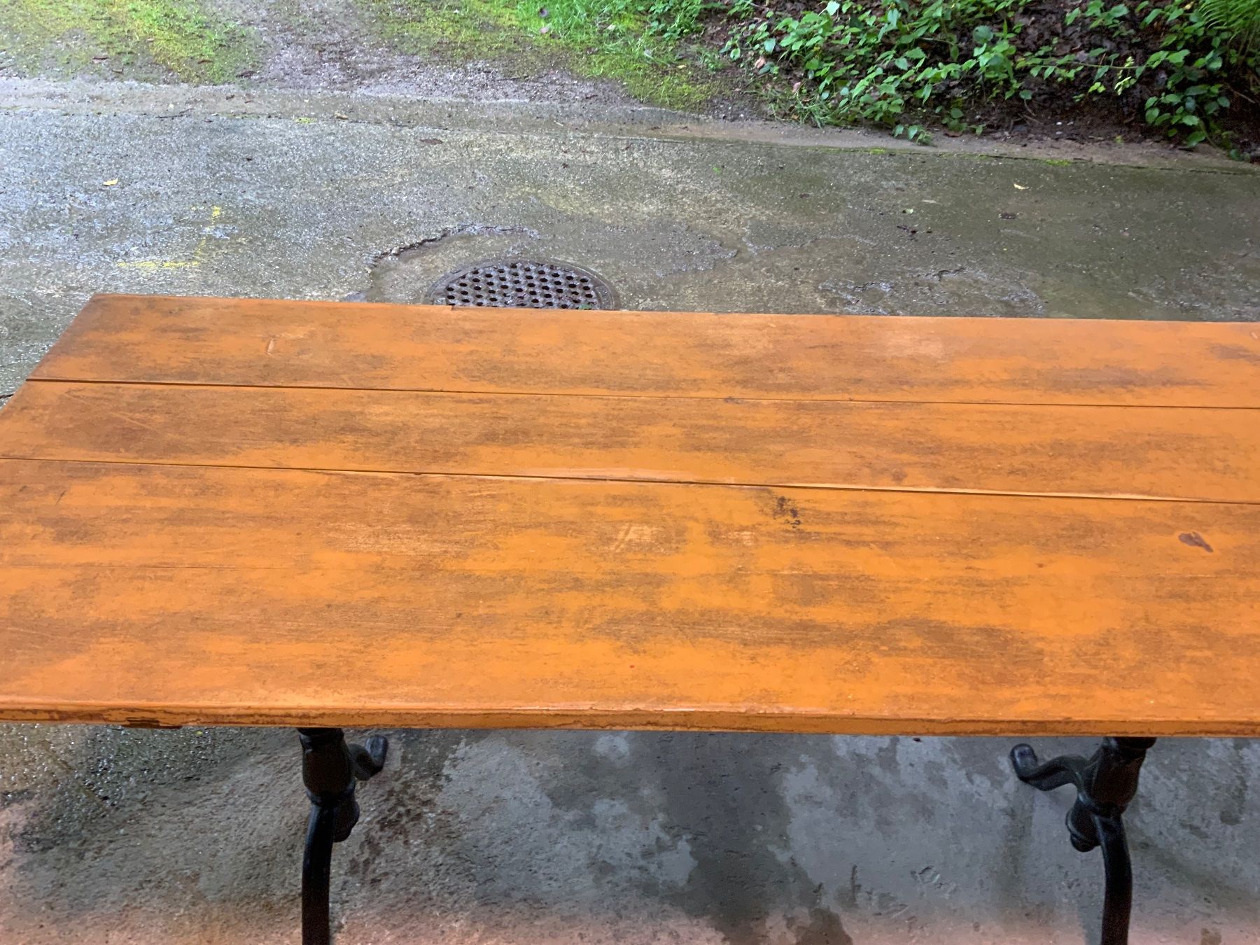 Tables: Rustikaler Holztisch mit Gusseisenfuss – D'occasion à Willisau par Minali 5
