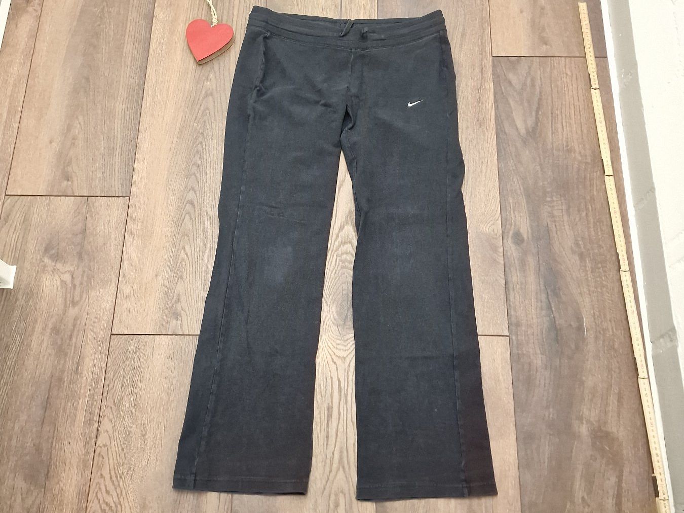 Nike Pantaloni: Nike Jogginghose schwarz Grösse M gebraucht – Usato da Meierskappel venduto da HeartWear