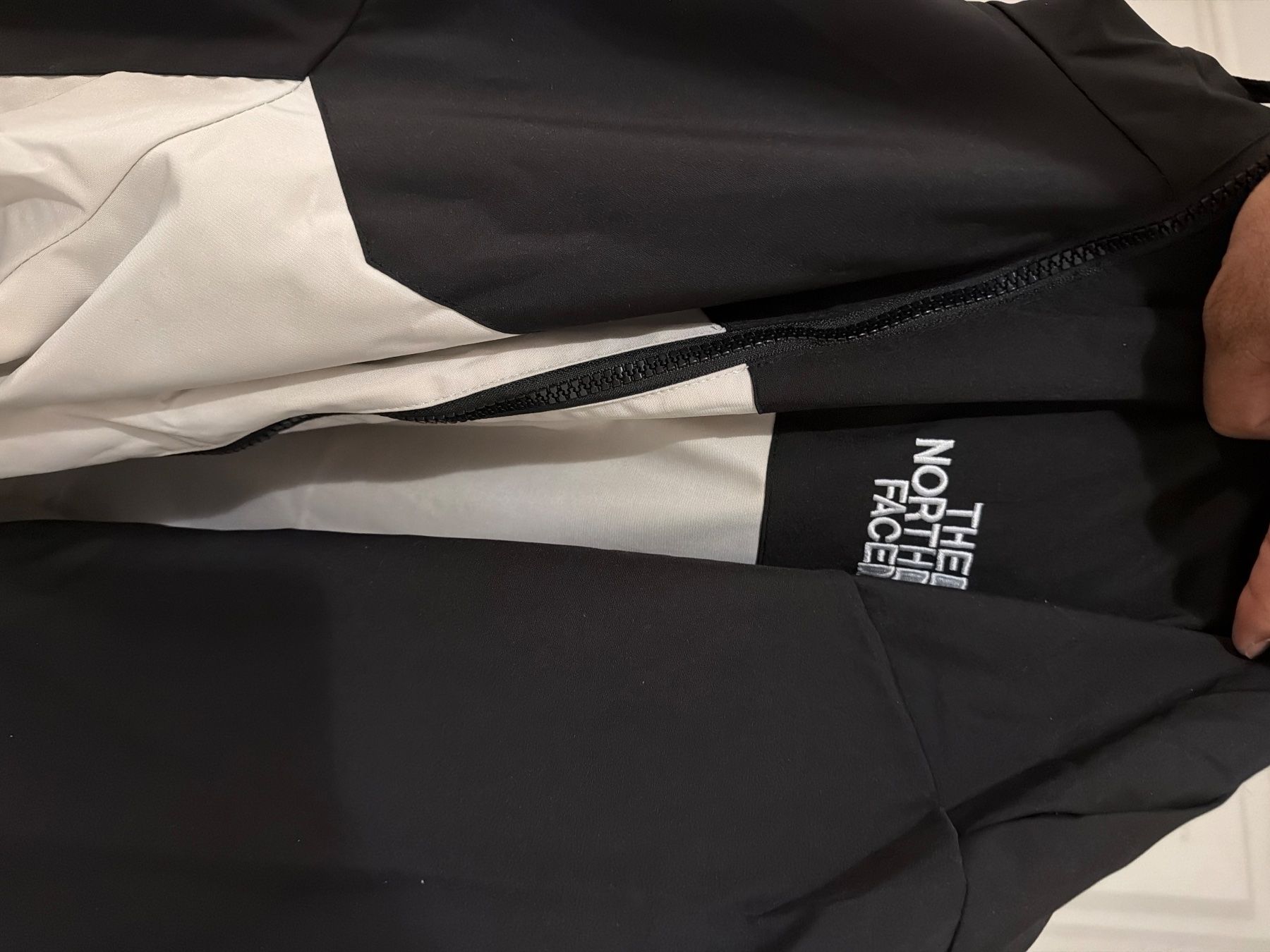 North Face Jacken: THE NORTH FACE, C'est un pull zippé – Gebraucht aus Montreux von Khairbabak 2