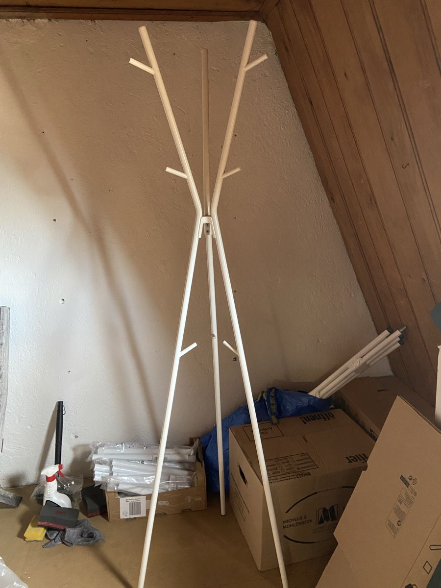 Ikea Kleiderbügel: White Coat Stand Tripod Tree Design Metal Frame Used – Neu (gemäss Beschreibung) aus Horgen von Gregor_32 2