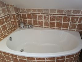Baignoire d'angle blanche avec robinetterie chromée bon état
