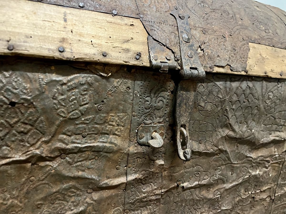 Truhen: Gotische Truhe wohl aus dem 15. oder 16. Jahrhundert – Gebraucht aus Ottikon von san_w99n 9