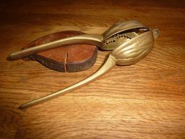 Antiker Nussknacker Messing Nussform vintage schwer