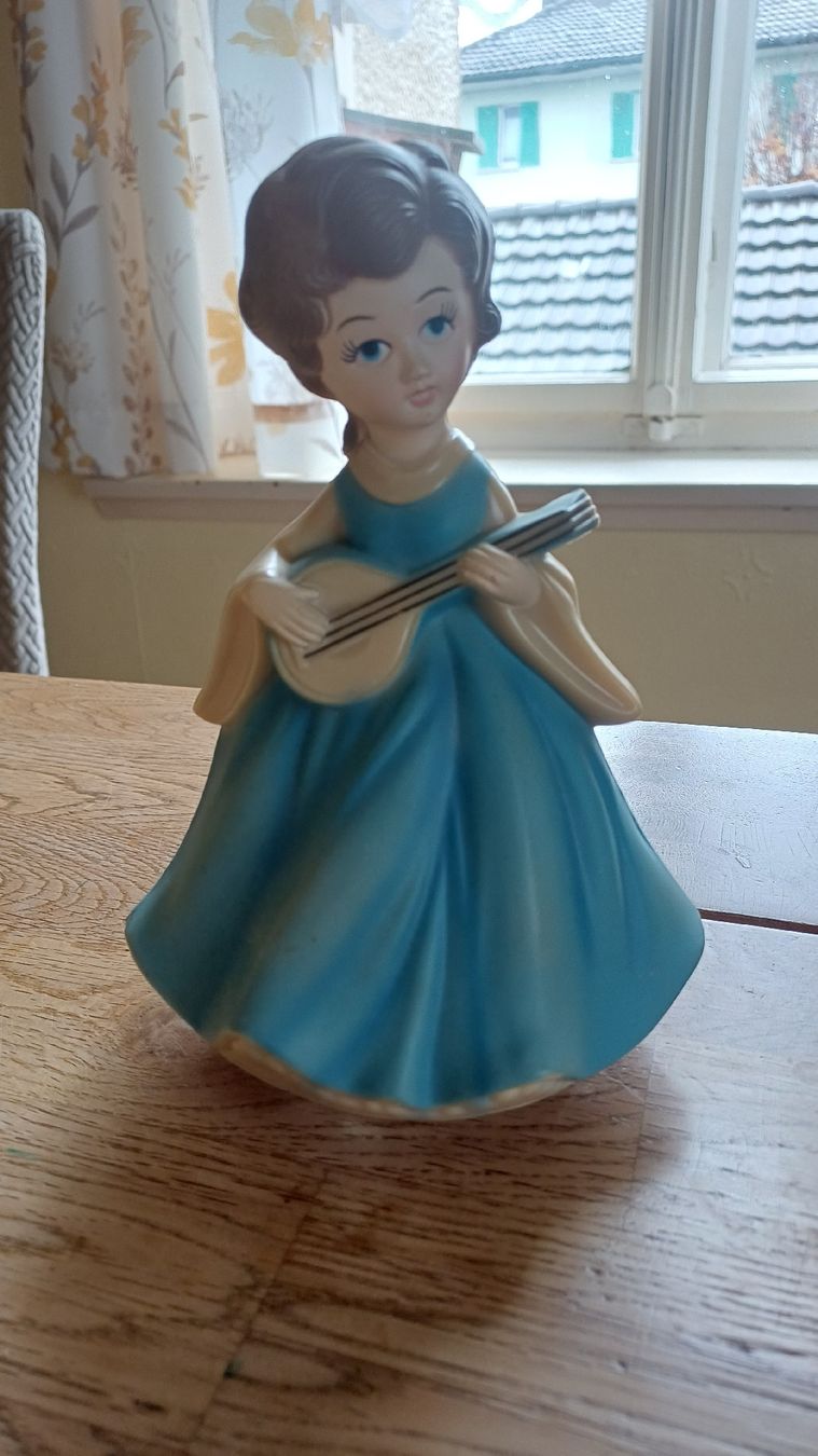 Figuren: Schöne Mädchenfigur mit. Spielwerk – Gebraucht aus Flawil von Naphtali 1