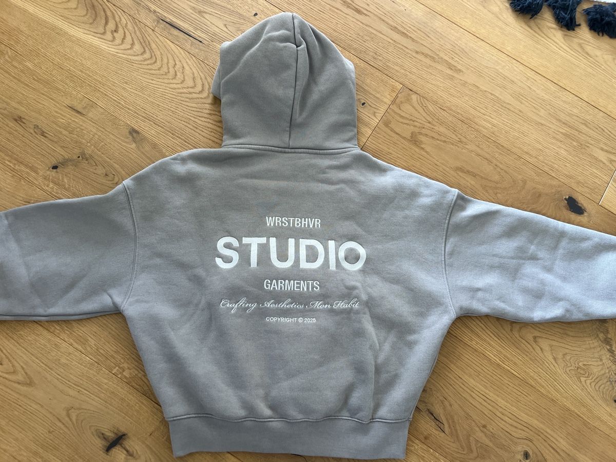 Maglioni & Felpe: Hoodie WRSTBHVR STUDIO GARMENTS grau – Usato da St. Gallen venduto da jil_d5rh 1
