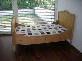 Historischer Bettrahmen aus Tannenholz