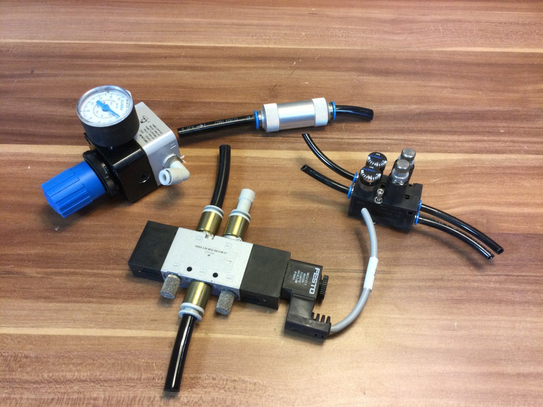 Festo Altro per industria metallurgica: Posten gebrauchte Festo Teile und Manometer – Usato da Wangen SZ venduto da kuriosum12 6