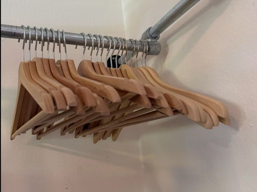 Cintres: Ikea Kleiderbügel aus Holz – D'occasion à Winterthur par mediofee 3