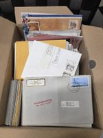 Eine ganze kiste voll Briefguvert mit Briefmarken