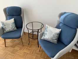 2 Sessel mit Beistelltisch