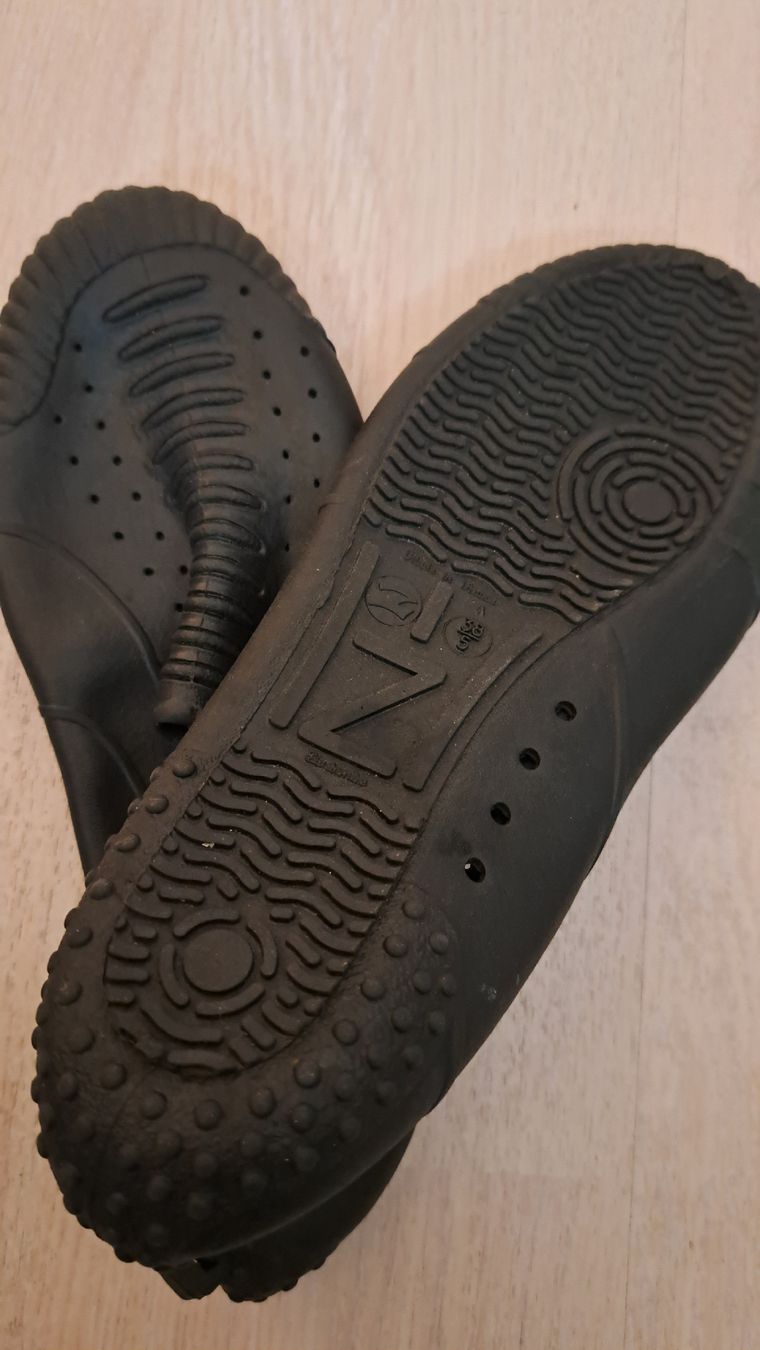 Herrenschuhe: Badeschuhe Gr. 36, Schwarz, Sommer – Gebraucht aus Thalwil von Makawee 1