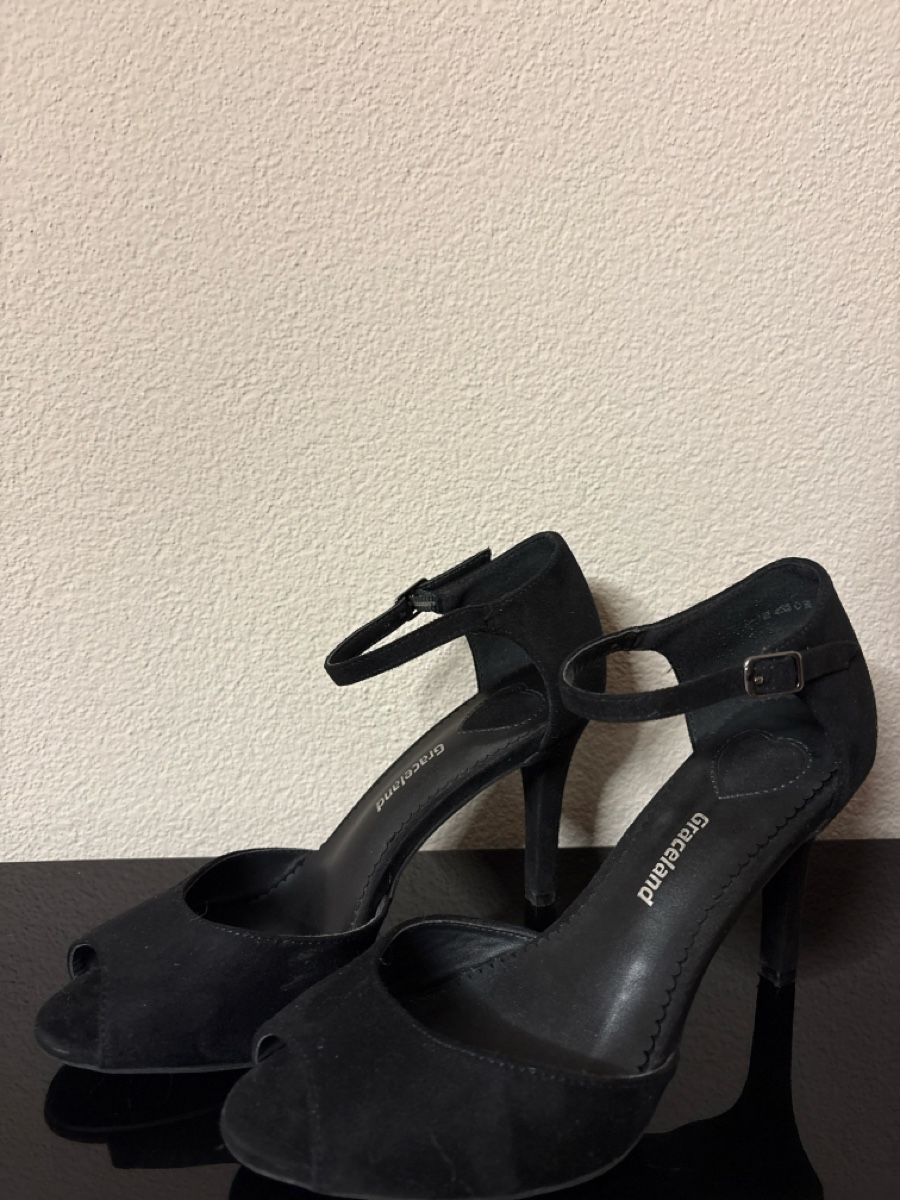 Graceland Scarpe da donna: Schwarze Pumps mit Riemchen - graceland - Gr. 39 – Usato da Niederbüren venduto da Monde09