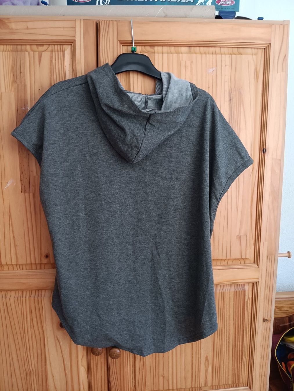 T-shirts: T shirt a  capuchon – Neuf avec emballage d'origine à Neuchâtel par den_7x9p 1