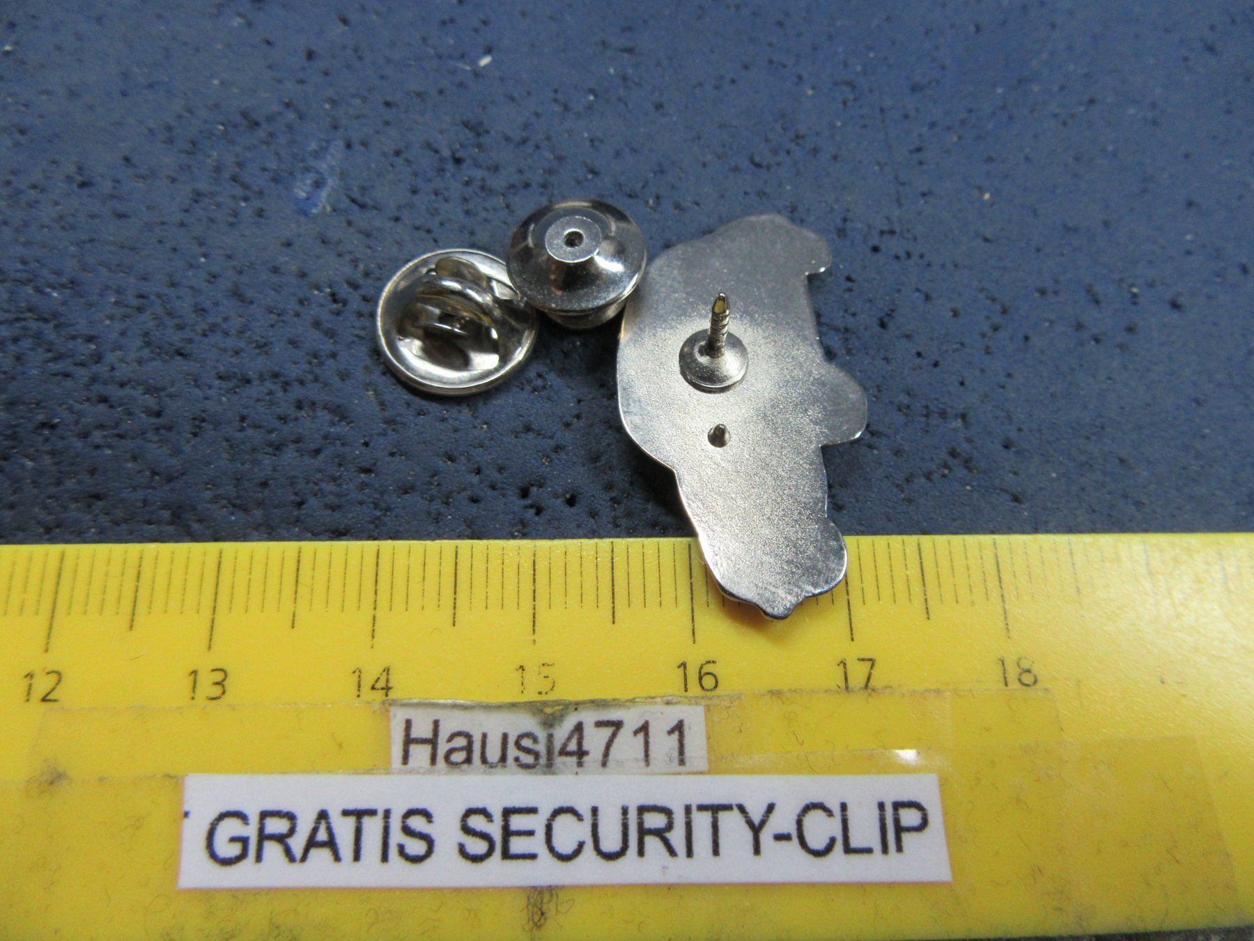Volkswagen Plaquettes & Badges: VW KÄFER AUTO PIN OLDTIMER MIT SECURITY-CLIP ENAMEL – D'occasion à Ettingen par Hausi4711 1