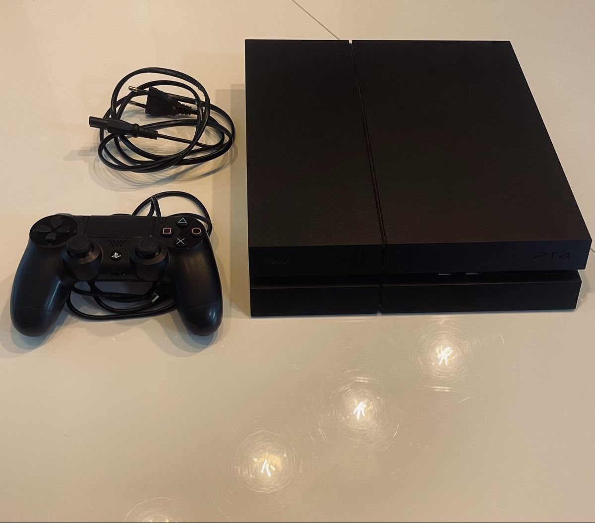 Sony Console: Console de jeu PlayStation 4 avec manette et câbles – Usato da Grand-Lancy venduto da MichaelLopes